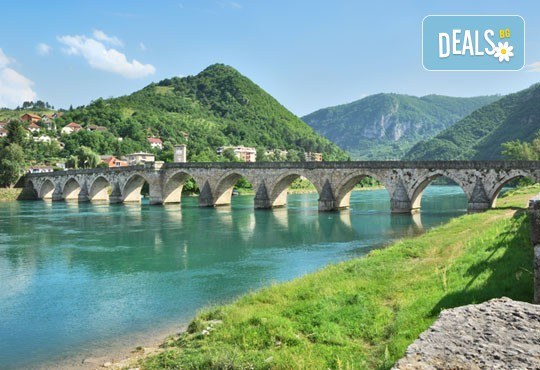 Илинден в приказния цвят на Кустурица! 1 нощувка със закуска във Вишеград, транспорт, посещение на Каменград и Дървен град! - Снимка 6