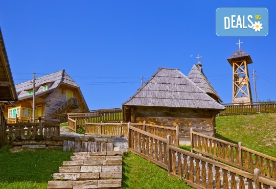 Илинден в приказния цвят на Кустурица! 1 нощувка със закуска във Вишеград, транспорт, посещение на Каменград и Дървен град! - Снимка 4