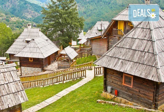 Илинден в приказния цвят на Кустурица! 1 нощувка със закуска във Вишеград, транспорт, посещение на Каменград и Дървен град! - Снимка 3