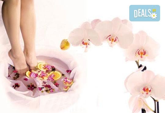 Покажете краката си! СПА педикюр с гел лак Bluesky и масаж на ходилата в козметично студио Ма Бел! - Снимка 4