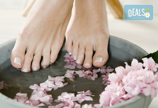 Поглезете крачетата си със СПА педикюр с продукти на Star Nails, лакиране и хидратиращ масаж на ходилата, в Beauty center D&M! - Снимка 3
