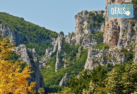Уикенд екскурзия през юни из Врачанския Балкан! 1 нощувка, транспорт, планински водач, посещение на водопад Врачанска Скакля и пещерата Леденика! - Снимка 3
