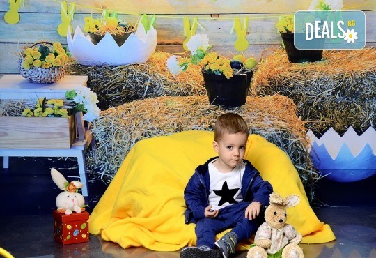 Щастливи моменти! Пролетна семейна фотосесия в студио и подарък: фотокнига от Photosesia.com! - Снимка 1