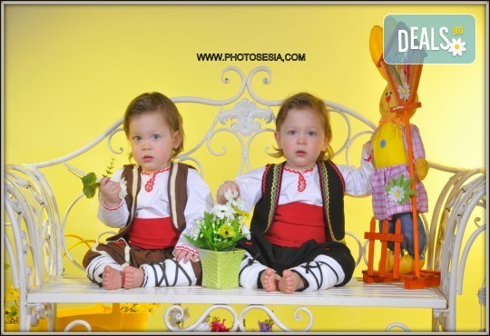 Щастливи моменти! Пролетна семейна фотосесия в студио и подарък: фотокнига от Photosesia.com! - Снимка 2