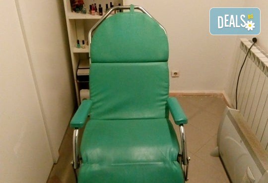 Подарете си дълготраен маникюр или педикюр с гел лак Bluesky и 2 декорации в Студио Beauty and Travel! - Снимка 8