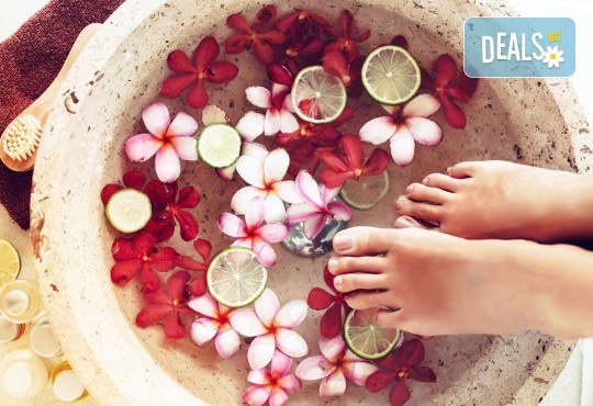 Грижа за ноктите! Медицински педикюр без лак или с лакове на OPI и SNB в салон за красота Феникс в кв. Лозенец! - Снимка 2