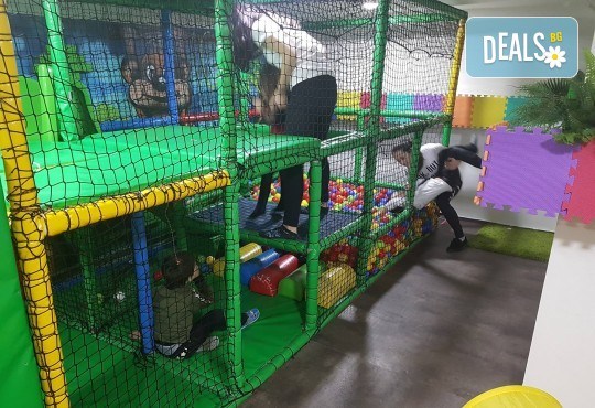 Два часа тематично парти с украса, аниматори, много игри, дискотека, подарък за рожденика, храна и напитки за всички деца от Детски парти център АбракадабрА! - Снимка 12