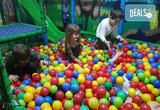 2 часа детски рожден ден с фокусник-клоун, двама аниматори, много игри, детска дискотека, украса, подарък за рожденика, храни и напитки за всяко дете от Детски парти център АбракадабрА! - Снимка 13