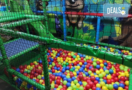 2 часа детски рожден ден с фокусник-клоун, двама аниматори, много игри, детска дискотека, украса, подарък за рожденика, храни и напитки за всяко дете от Детски парти център АбракадабрА! - Снимка 8