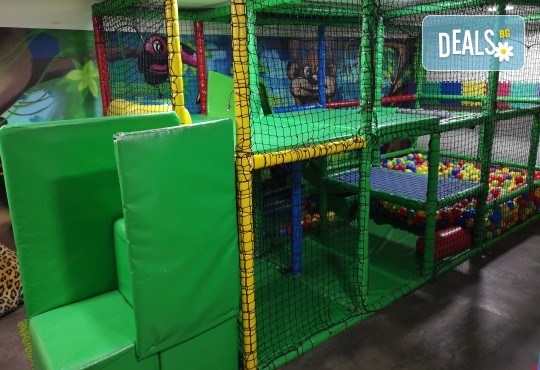 2 часа детски рожден ден с фокусник-клоун, двама аниматори, много игри, детска дискотека, украса, подарък за рожденика, храни и напитки за всяко дете от Детски парти център АбракадабрА! - Снимка 9