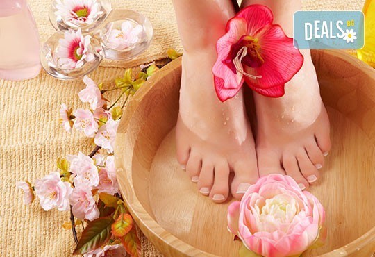 Красиви крачета! Медицински или класически педикюр в цвят по избор в салон за красота Madonna! - Снимка 3