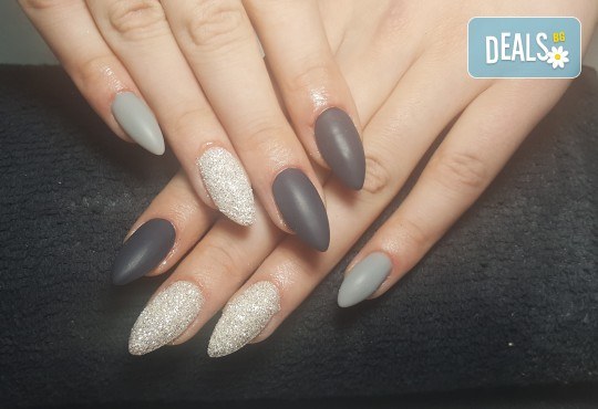 Красиви цветове върху ноктите! Маникюр с гел лак, сваляне на стар гел лак и 4бр. ръчно рисувани декорации във VM's Beauty House! - Снимка 7