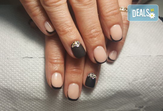 Красиви цветове върху ноктите! Маникюр с гел лак, сваляне на стар гел лак и 4бр. ръчно рисувани декорации във VM's Beauty House! - Снимка 4