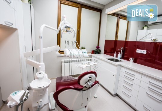 Обстоен дентален преглед, почистване на зъбен камък и зъбна плака с ултразвук и полиране с Air Flow в Deckoff Dental - Снимка 1