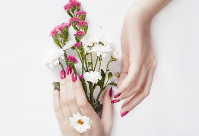 Посрещнете лятото с ярки цветове! Дълготраен маникюр с гел лакове от богатата палитра на Gelish, Bluesky, Black Bottle и още много в салон Alex Nails!