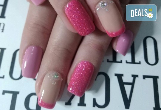 Класически или френски маникюр с гел лак Black Bottle и безплатно сваляне на стар гел лак в Beauty Studio Platinum! - Снимка 4