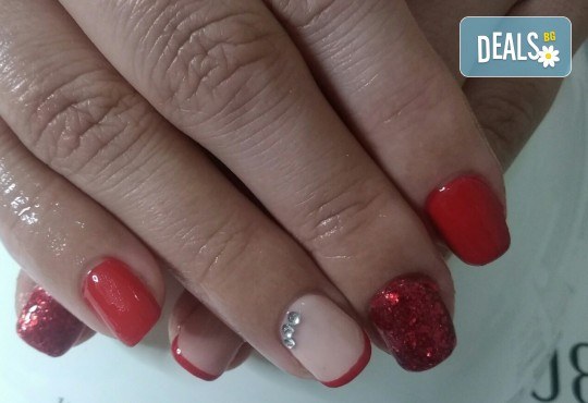 Класически или френски маникюр с гел лак Black Bottle и безплатно сваляне на стар гел лак в Beauty Studio Platinum! - Снимка 5