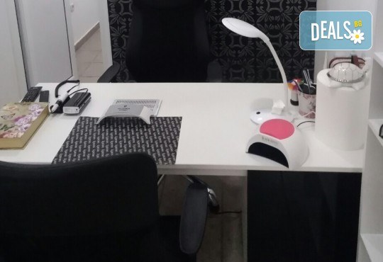 Класически или френски маникюр с гел лак Black Bottle и безплатно сваляне на стар гел лак в Beauty Studio Platinum! - Снимка 7