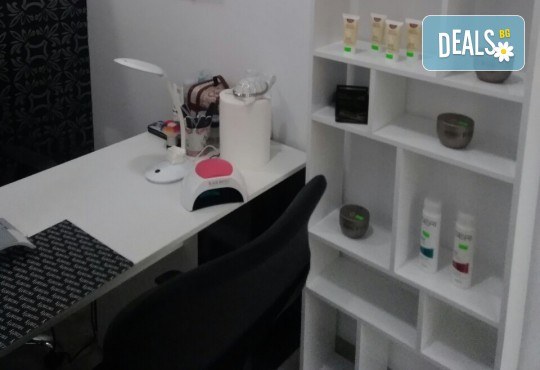 Класически или френски маникюр с гел лак Black Bottle и безплатно сваляне на стар гел лак в Beauty Studio Platinum! - Снимка 8