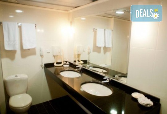 На плаж в Кавала, Амолофи Бийч и Неа Ираклица, Северна Гърция! 1 нощувка със закуска в Hotel Oceanis 3* в Кавала, транспорт и обиколка в Кавала - Снимка 8