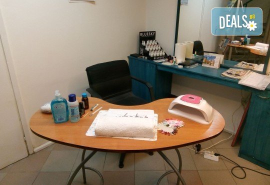 Подарете си дълготраен маникюр или педикюр с гел лак Bluesky и 2 декорации в Студио Beauty and Travel! - Снимка 5