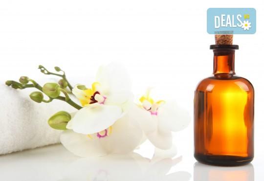 Спокойствие и релакс за тялото! Класически, релаксиращ или болкоуспокояващ масаж с био масла на цяло тяло и бонус: масаж на глава в салон Женско Царство! - Снимка 4