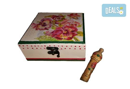 Дървена кутийка за бижута, изработена чрез техниката декупаж с парфюм Българска роза или изящна четка за коса от Хартиен свят! - Снимка 2