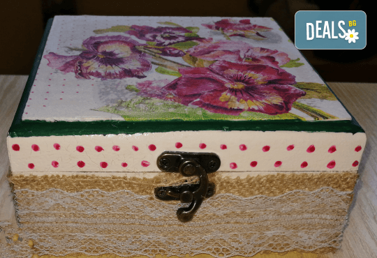 Дървена кутийка за бижута, изработена чрез техниката декупаж с парфюм Българска роза или изящна четка за коса от Хартиен свят! - Снимка 4