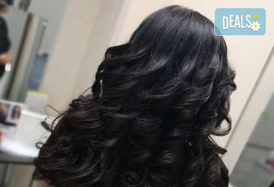 Професионален грим - дневен, вечерен или опушен, масажно измиване, оформяне със сешоар по избор в Женско царство в Центъра или Студентски град! - Снимка 10