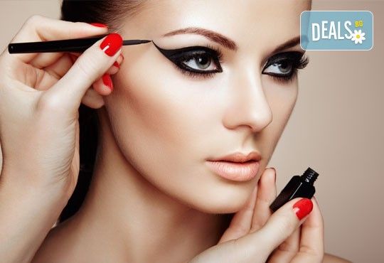 Професионален грим - дневен, вечерен или опушен, масажно измиване, оформяне със сешоар по избор в Женско царство в Центъра или Студентски град! - Снимка 2