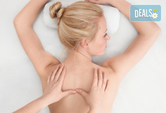 Облекчете болките и се почувствайте като нови! 45-минутен лечебен, болкоуспокояващ масаж на гръб + 15-минутен масаж на лице и глава в Женско Царство! - Снимка 1