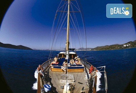 Време е за море, слънце и морски приключения! Добре дошли на борда на круиз в Райския залив край Созопол - 4 часа, с разхлаждаща напитка, слънчеви бани, плуване! - Снимка 5