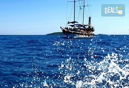 Време е за море, слънце и морски приключения! Добре дошли на борда на круиз в Райския залив край Созопол - 4 часа, с разхлаждаща напитка, слънчеви бани, плуване! - Снимка 6
