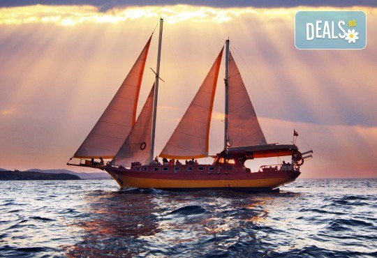 Време е за море, слънце и морски приключения! Добре дошли на борда на круиз в Райския залив край Созопол - 4 часа, с разхлаждаща напитка, слънчеви бани, плуване! - Снимка 1