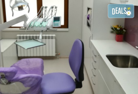 Професионално домашно избелване на зъби с индивидуални шини, профилактичен преглед, ултразвуково почистване на плака и зъбен камък в Deckoff Dental! - Снимка 12