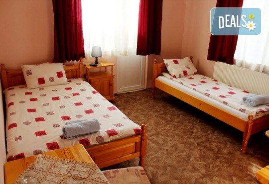 Почивка в Добринище! 1 нощувка със закуска и вечеря в къща за гости Андрееви, отстъпка за ползване на минерален басейн! - Снимка 13