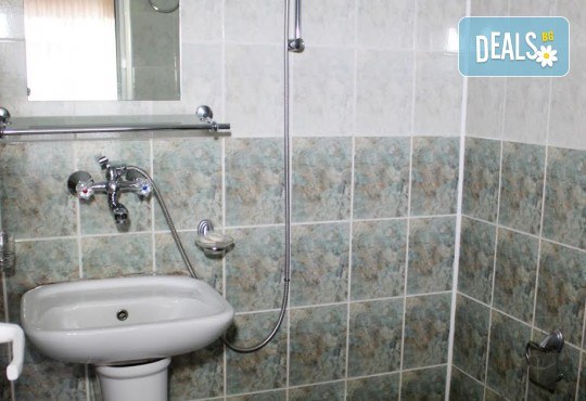 Почивка в Добринище! 1 нощувка със закуска в къща за гости Андрееви, отстъпка за ползване на минерален басейн! - Снимка 13