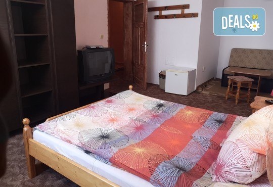 Почивка в Добринище! 1 нощувка със закуска в къща за гости Андрееви, отстъпка за ползване на минерален басейн! - Снимка 9