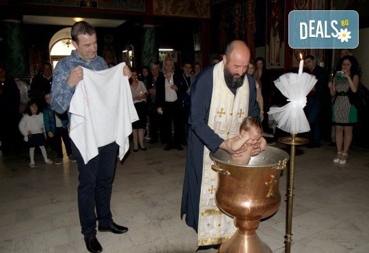 Фотозаснемане на кръщение - до 1 час, с неограничен брой кадри, фотосесия, фотокнига А4 и ПОДАРЪК – DVD! - Снимка 11