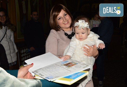 Фотозаснемане на кръщение - до 1 час, с неограничен брой кадри, фотосесия, фотокнига А4 и ПОДАРЪК – DVD! - Снимка 4