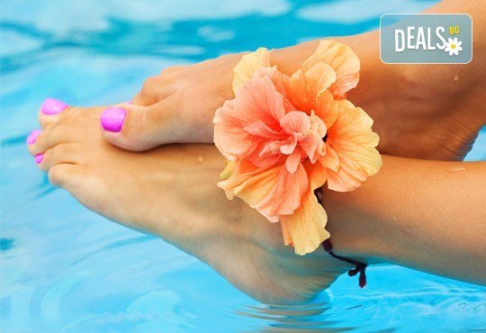 Покажете краката си! Поглезете се с педикюр с гел лак и 2 декорации в салон Angels of Beauty, Студентски град! - Снимка 3