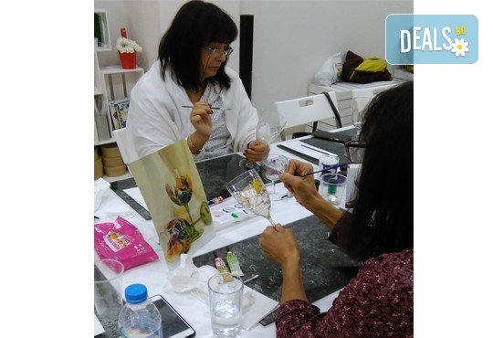 Научете нещо ново и интересно! Еднодневен уъркшоп на тема Декупаж върху бутилка + чаша вино или чай от Ателие Цветна магия! - Снимка 5