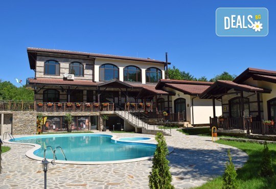 Уикенд почивка в Стара планина през август! 1 нощувка със закуска в комплекс Тодорини кукли, транспорт, посещение на Вършец и водопад Райски кът! - Снимка 1