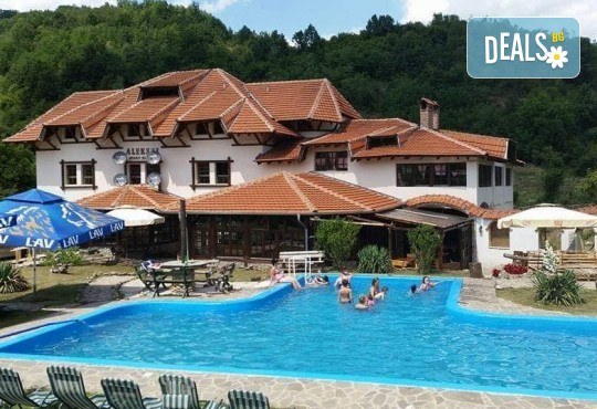 Купон по сръбски в Етно село Срна през август! 1 нощувка със закуска, вечеря с жива музика и напитки, транспорт и посещение на Темския манастир - Снимка 1