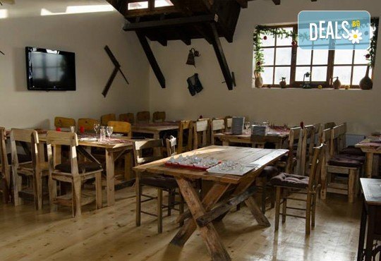 Купон по сръбски в Етно село Срна през август! 1 нощувка със закуска, вечеря с жива музика и напитки, транспорт и посещение на Темския манастир - Снимка 5