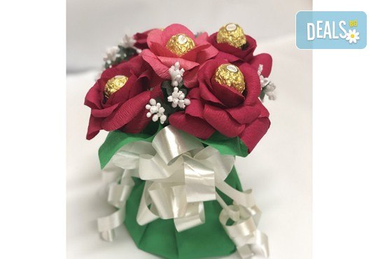 Ръчно изработен шоколадов букет с 5 бонбона и хартиени цветя от Онлайн магазин за подаръци Банана! - Снимка 5