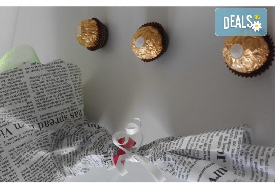 Ръчно изработен шоколадов букет с 5 бонбона и хартиени цветя от Онлайн магазин за подаръци Банана! - Снимка 4