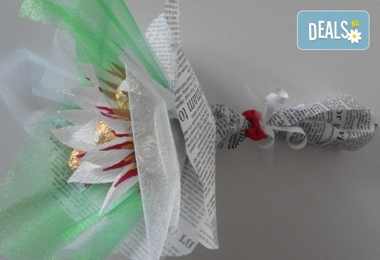 Ръчно изработен шоколадов букет с 5 бонбона и хартиени цветя от Онлайн магазин за подаръци Банана! - Снимка 6