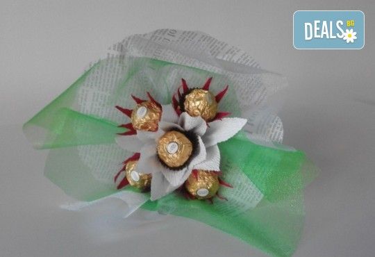 Ръчно изработен шоколадов букет с 5 бонбона и хартиени цветя от Онлайн магазин за подаръци Банана! - Снимка 7