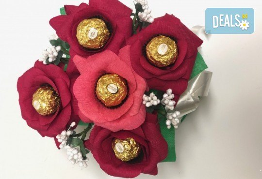Ръчно изработен шоколадов букет с 5 бонбона и хартиени цветя от Онлайн магазин за подаръци Банана! - Снимка 1